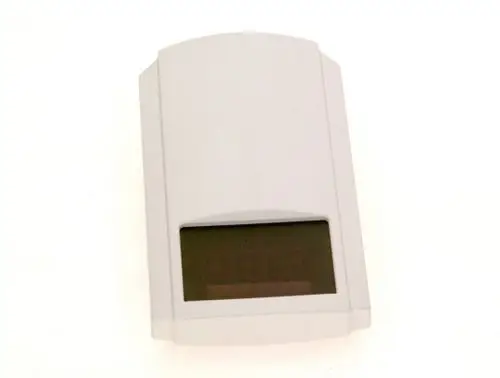 Weißes Kesseldisplay von Bosch mit digitalem Bildschirm. Das Gerät zeigt Temperatur- oder andere relevante Daten an.